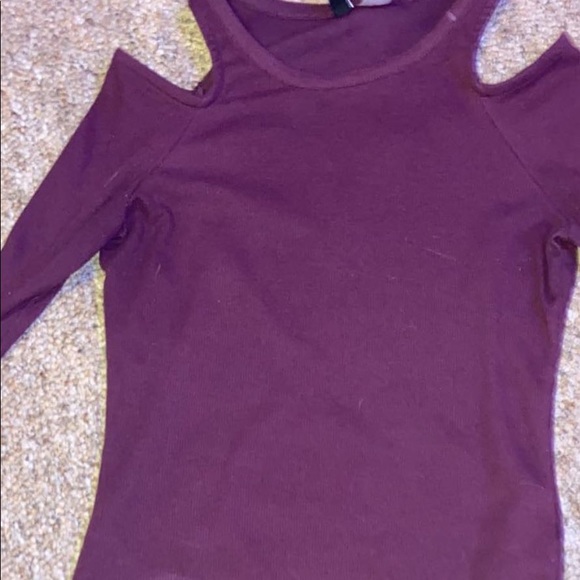 cropped tee with open shoulder - Picture 3 of 3